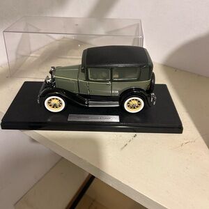 Franklin Mint 1/24 model 1930 Ford Model A Tudor